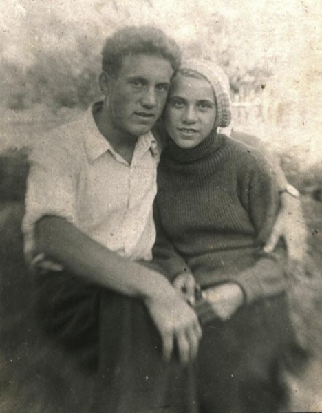 Дядя Костя и мама.JPG